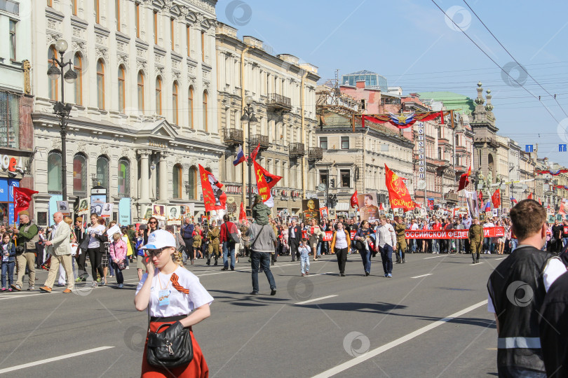 Скачать Люди в форме с большим красным флагом. фотосток Ozero