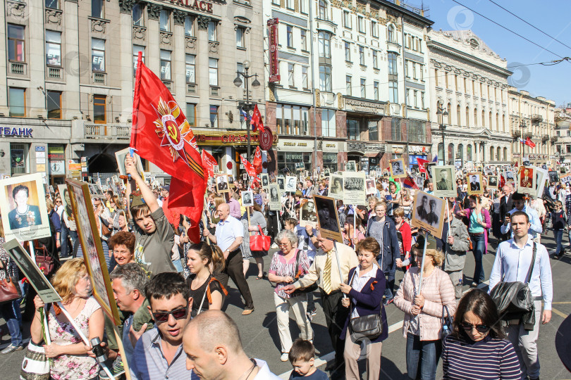 Скачать Мальчик с флагом в составе "Бессмертного полка". фотосток Ozero