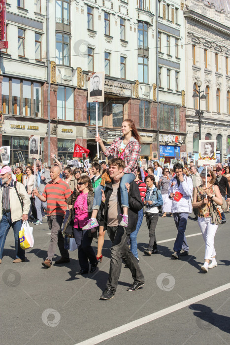 Скачать Портрет девушки на плечах молодого человека. фотосток Ozero