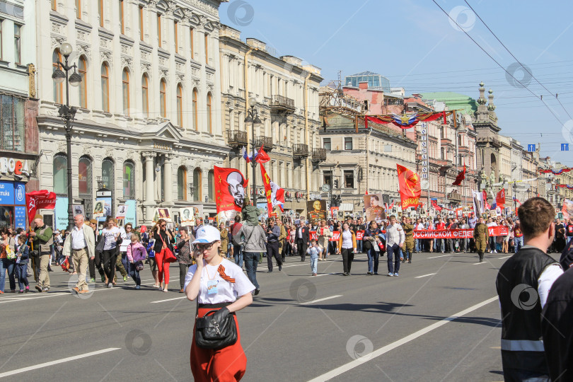 Скачать Люди с большими красными флагами. фотосток Ozero