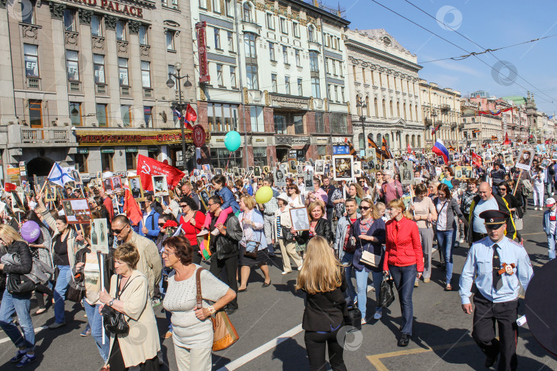 Скачать Бесконечный поток людей. фотосток Ozero