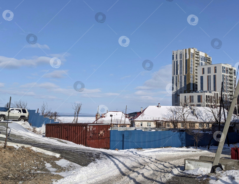 Скачать Городской зимний пейзаж на фоне голубого неба фотосток Ozero