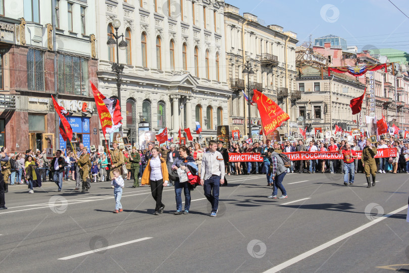 Скачать Люди с коммунистической символикой. фотосток Ozero