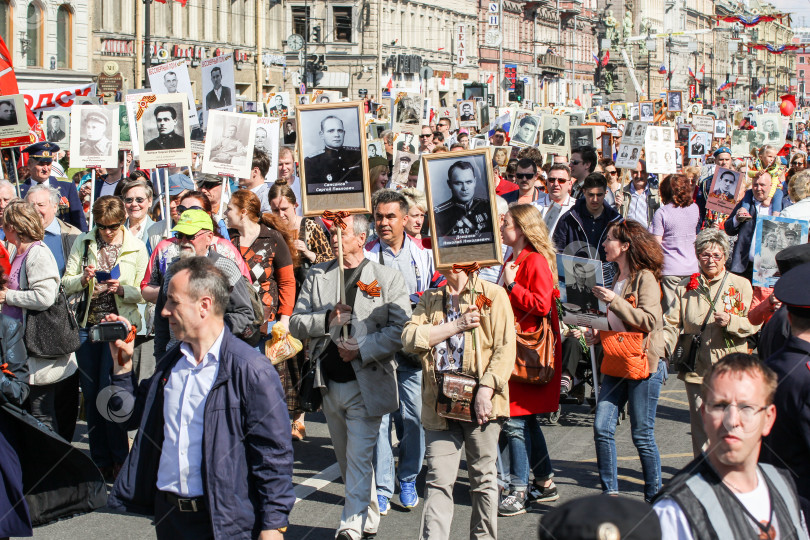 Скачать Люди несут портреты своих умерших родственников. фотосток Ozero