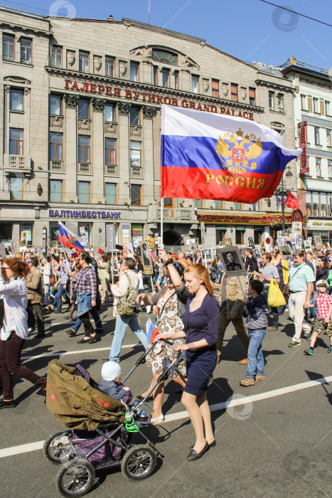 Скачать Женщина с коляской и флагом России. фотосток Ozero