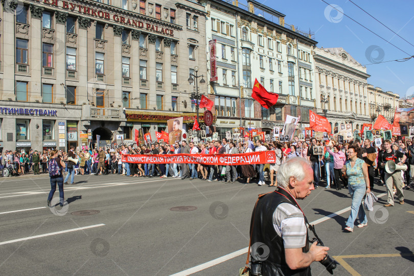 Скачать Толпа людей со знаменем Коммунистической партии. фотосток Ozero