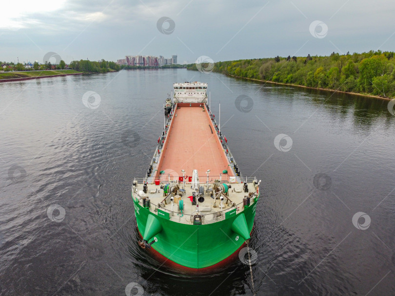 Скачать Баржа на Неве, вид спереди. фотосток Ozero