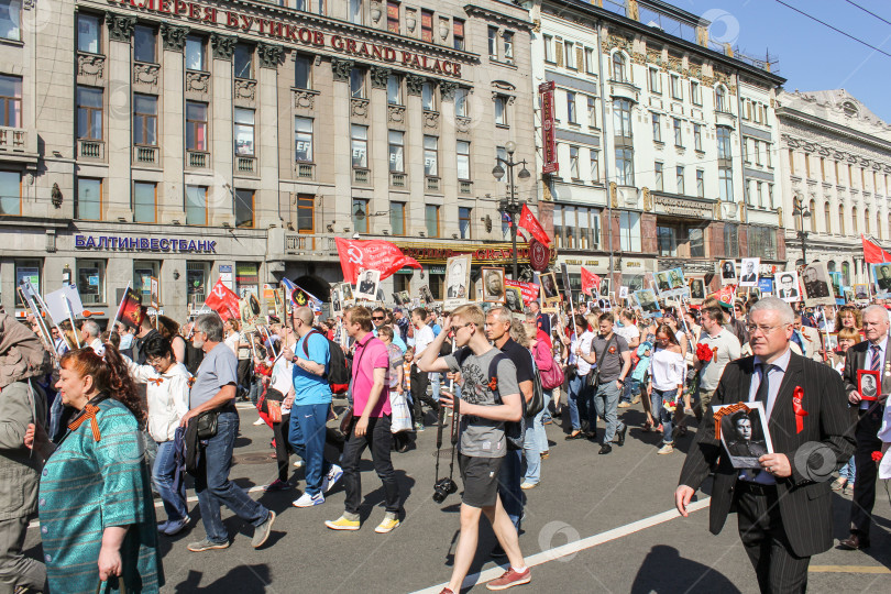 Скачать Толпа людей с портретами в руках. фотосток Ozero