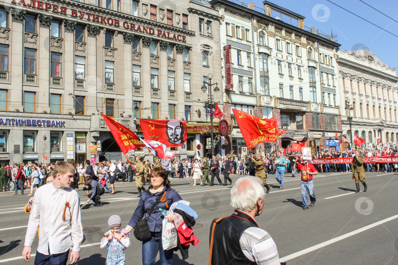 Скачать Люди под флагами Ленина и Сталина. фотосток Ozero