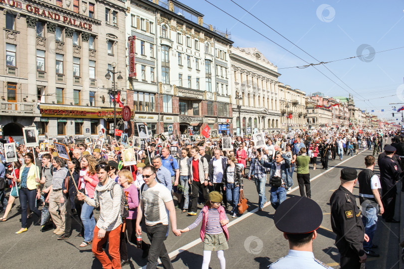 Скачать Бесконечная колонна людей. фотосток Ozero