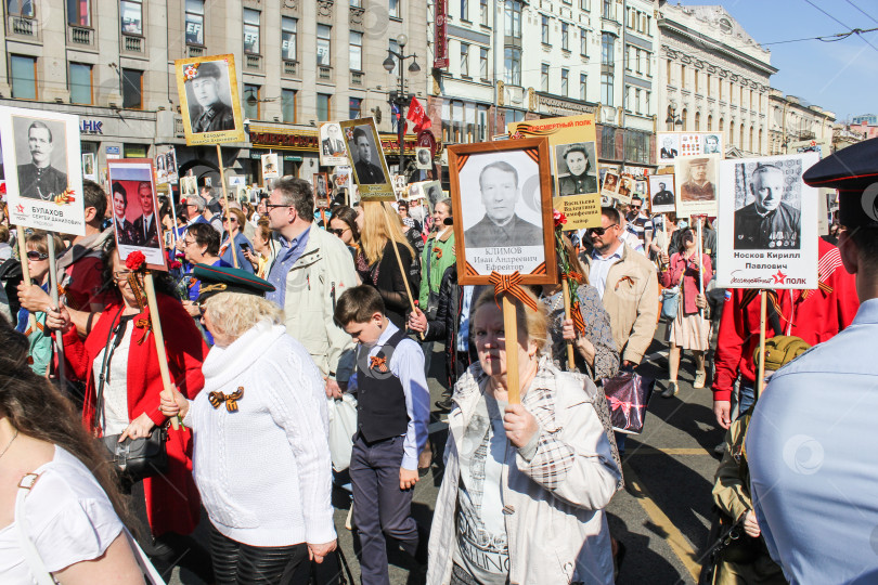 Скачать Люди участвуют в митинге памяти. фотосток Ozero