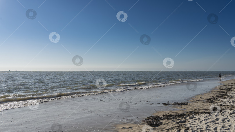 Скачать Океанские волны пенятся и разбиваются о песчаный пляж. фотосток Ozero