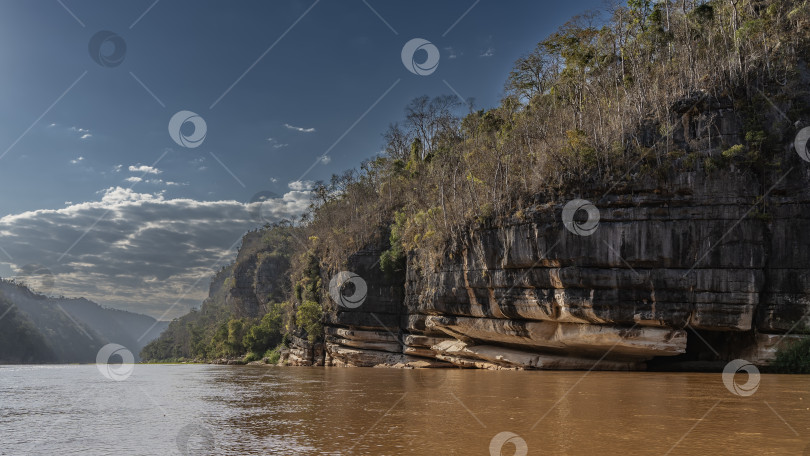 Скачать Спокойная африканская красно-коричневая река. фотосток Ozero