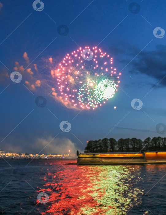 Скачать Огромные шары фейерверка в небе. фотосток Ozero