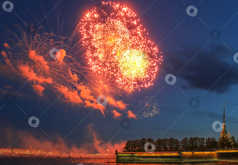 Скачать Огненные шары, фейерверк с дымом от взрывов. фотосток Ozero