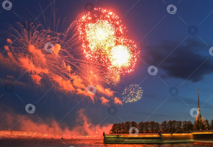 Скачать Огненные шары, фейерверк с дымом от взрывов. фотосток Ozero