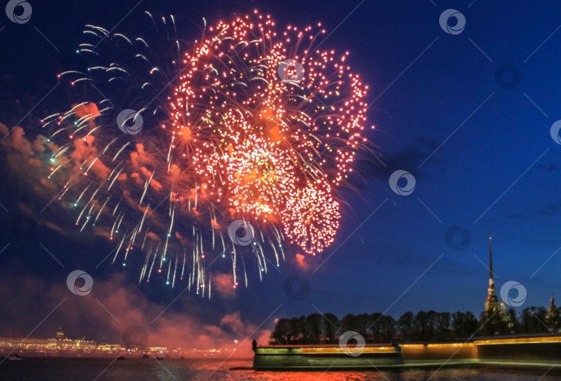 Скачать Большие вспышки фейерверка над городом. фотосток Ozero