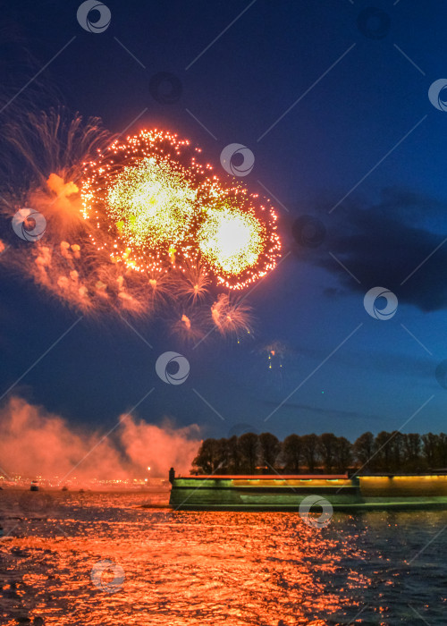 Скачать Огненные шары, фейерверк с дымом от взрывов. фотосток Ozero