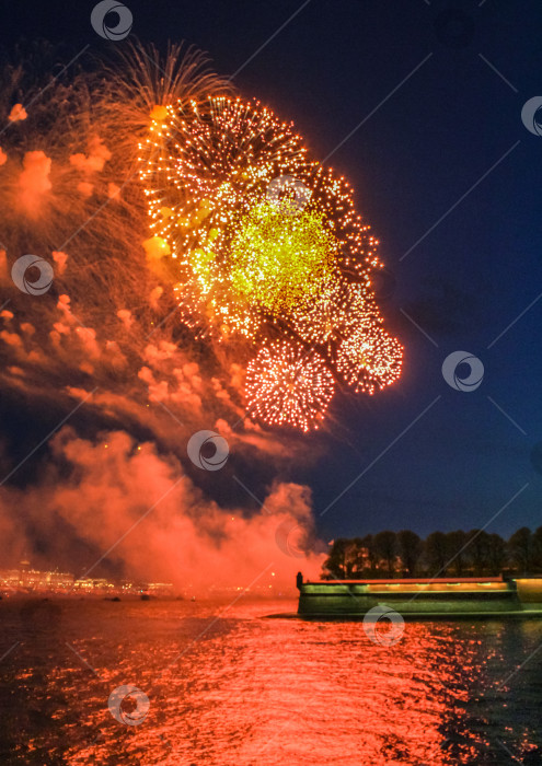 Скачать Большие огненные снимки с отражением в воде. фотосток Ozero