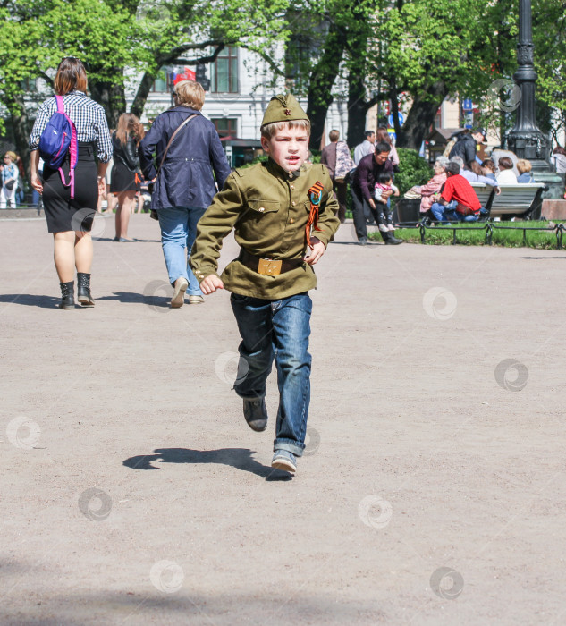 Скачать Бегущий по саду подросток. фотосток Ozero