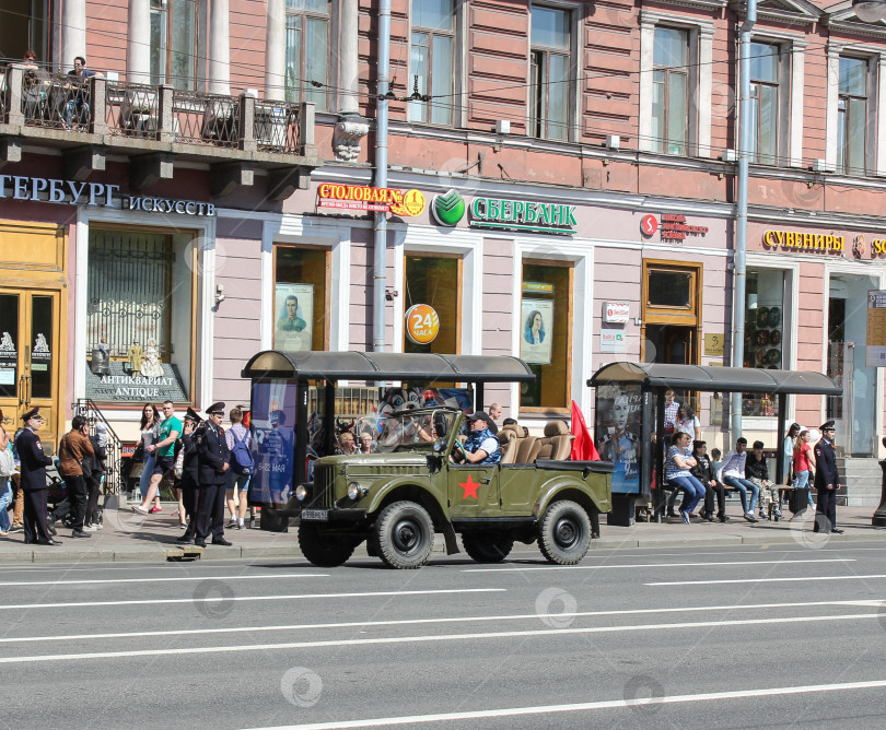 Скачать Открытый джип цвета хаки. фотосток Ozero