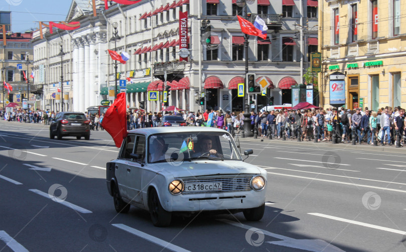 Скачать Старая машина с флагом. фотосток Ozero