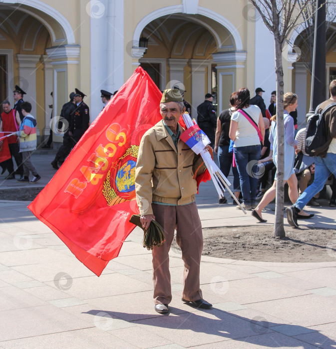 Скачать Пожилой мусульманский праздник, торгующий символами. фотосток Ozero