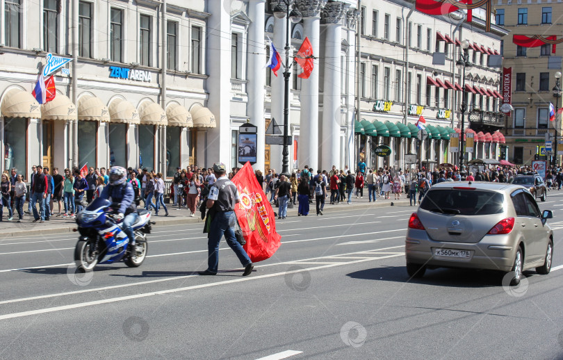 Скачать Человек с флагом катящейся дороги. фотосток Ozero