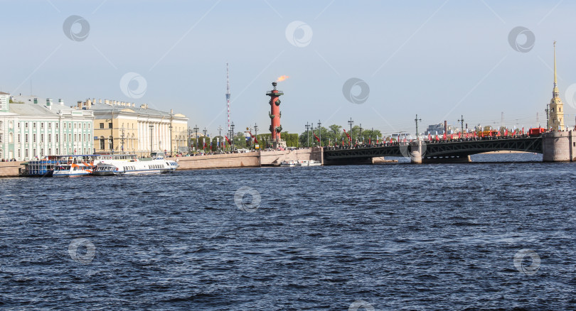 Скачать Дворцовый мост и Университетская набережная. фотосток Ozero