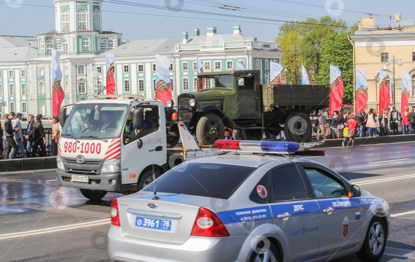 Скачать Перевозка старого грузовика. фотосток Ozero