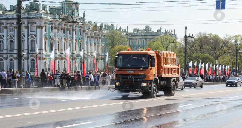 Скачать Поливочно-моечные машины на дорогах. фотосток Ozero