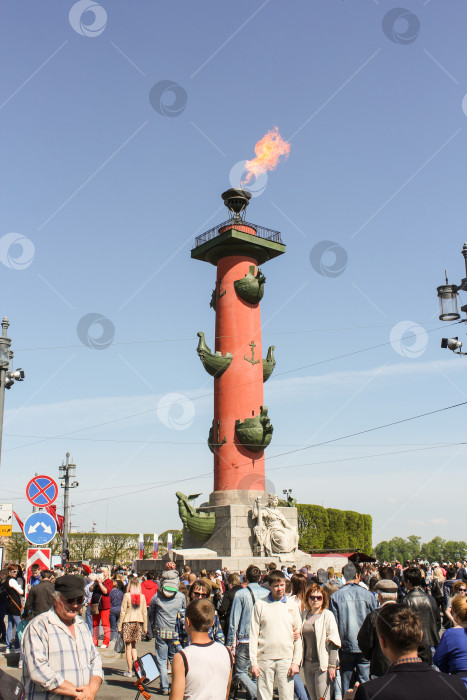 Скачать Растральная колонна с горящим факелом. фотосток Ozero