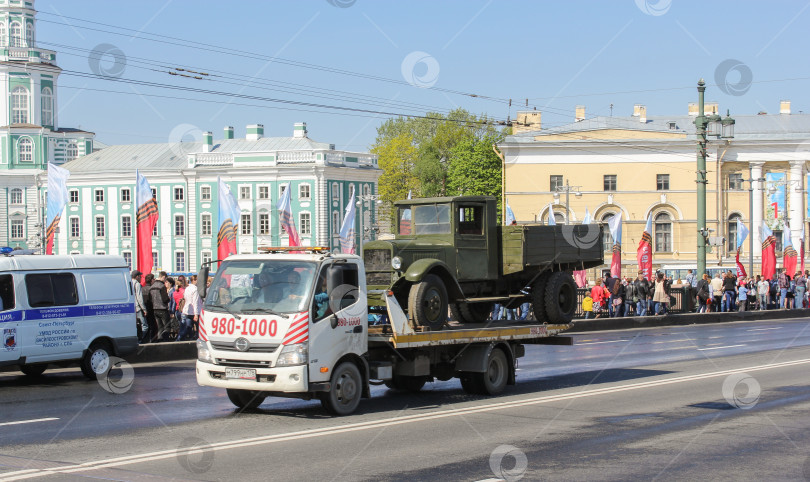 Скачать Перевозка старого грузовика через мост. фотосток Ozero