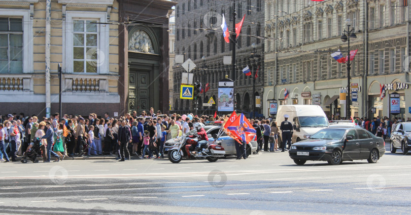 Скачать Толпа людей на улице. фотосток Ozero