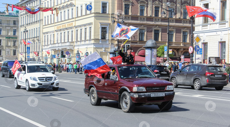 Скачать Машины с флагами едут в отпуск. фотосток Ozero