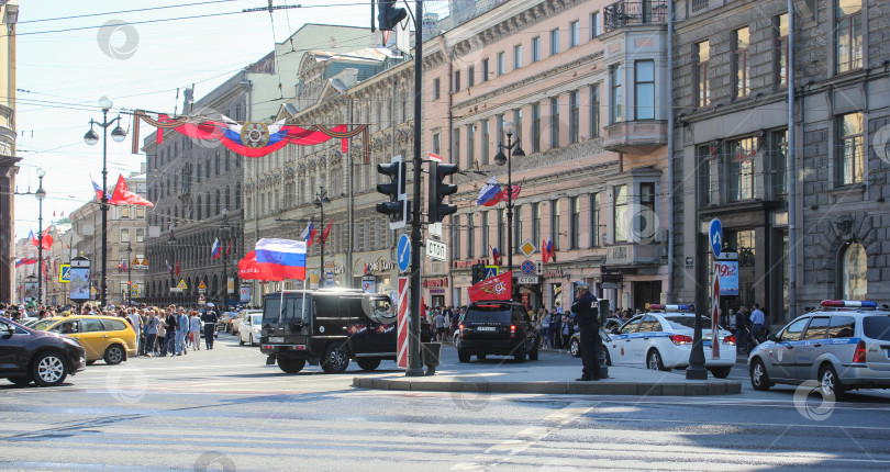 Скачать Внедорожники с праздничными флагами на Невском проспекте. фотосток Ozero