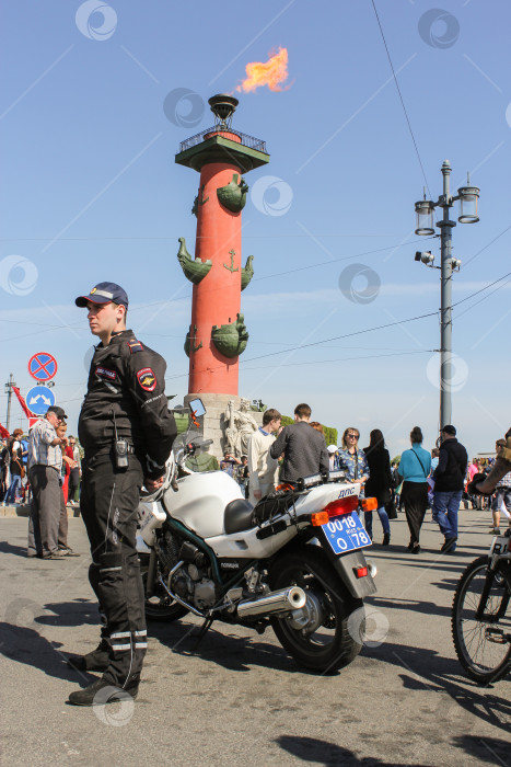 Скачать Полицейский на мотоцикле. фотосток Ozero