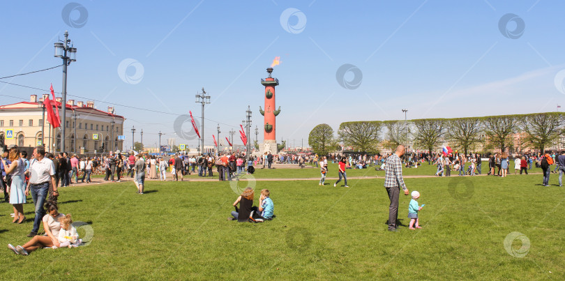 Скачать Люди на лужайке стрелки Васильевского острова. фотосток Ozero