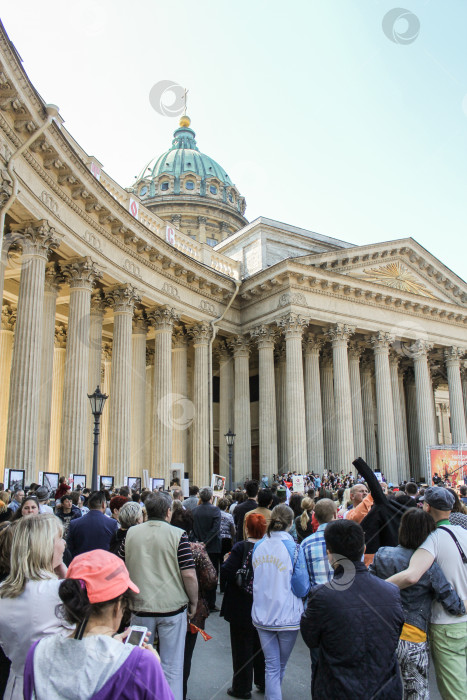 Скачать Толпа людей у Казанского собора. фотосток Ozero