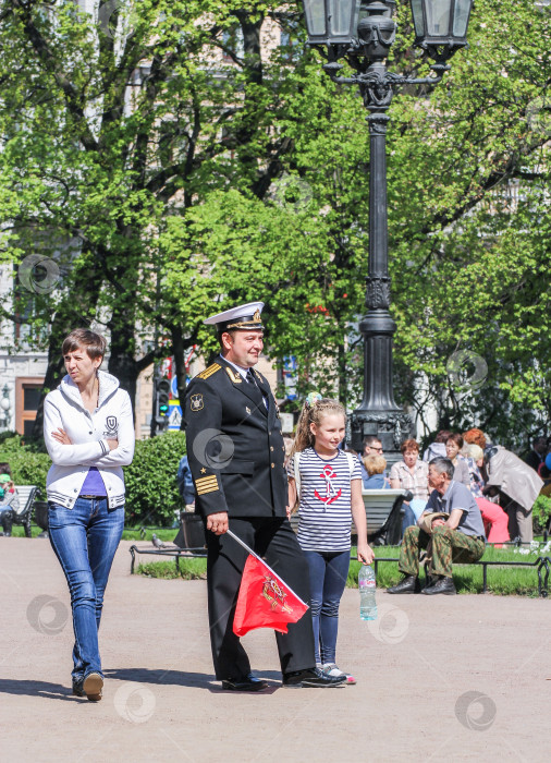 Скачать Морской офицер с дочерью и флагом. фотосток Ozero