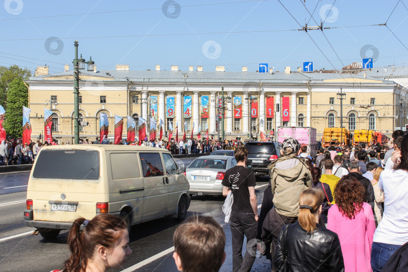 Скачать Люди и транспортные средства на Дворцовом мосту. фотосток Ozero