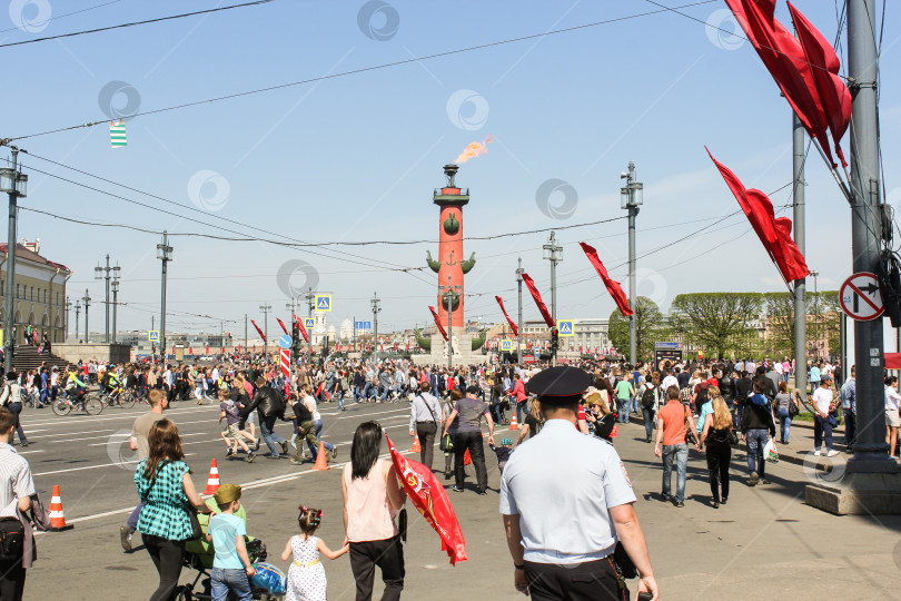 Скачать Гуляющие люди в День Победы. фотосток Ozero