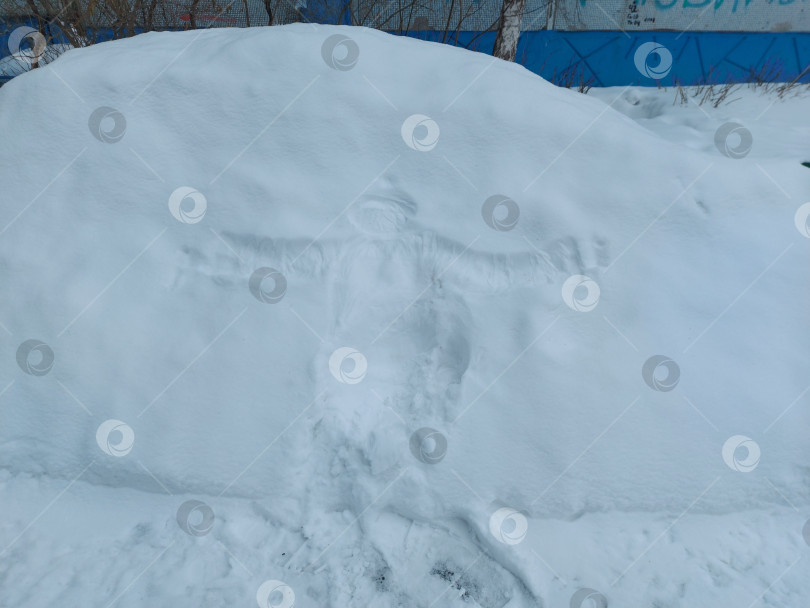 Скачать Отпечаток человека на снегу, след в форме человека на снегу фотосток Ozero