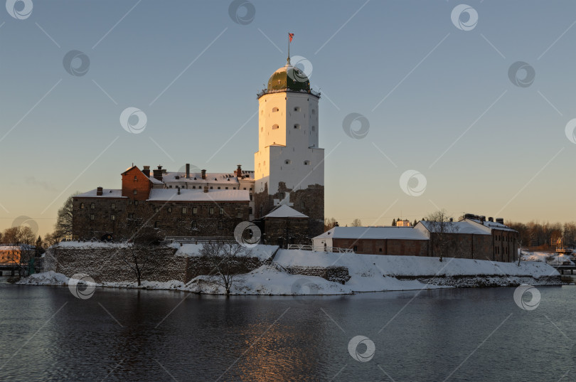 Скачать Выборгский замок с первыми лучами солнца. фотосток Ozero