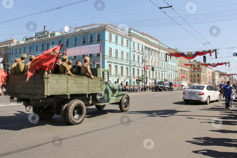 Скачать Военный грузовик с людьми на Невском проспекте. фотосток Ozero