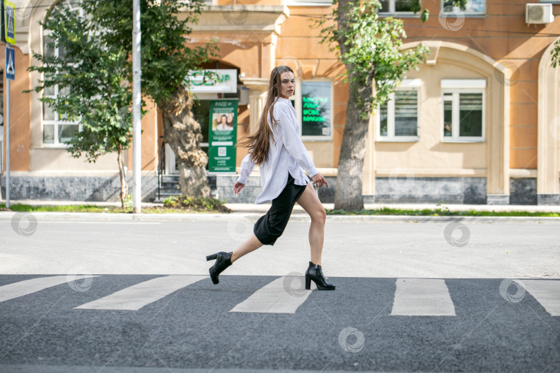 Скачать Портрет молодой красивой брюнетки в полный рост фотосток Ozero