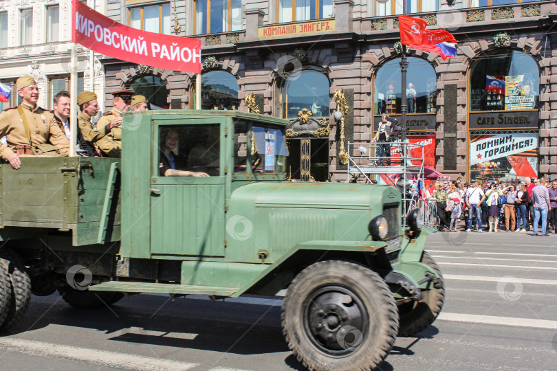 Скачать Люди в старом военном грузовике. фотосток Ozero