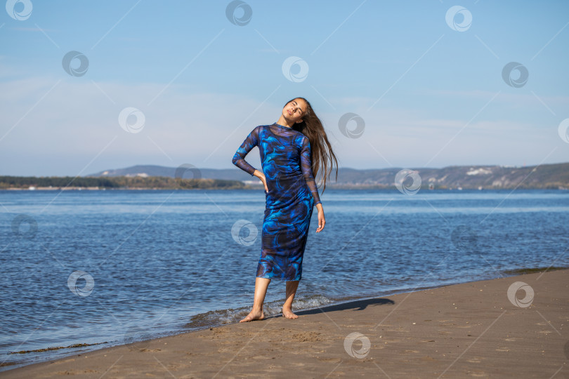 Скачать Портрет молодой красивой брюнетки в полный рост фотосток Ozero