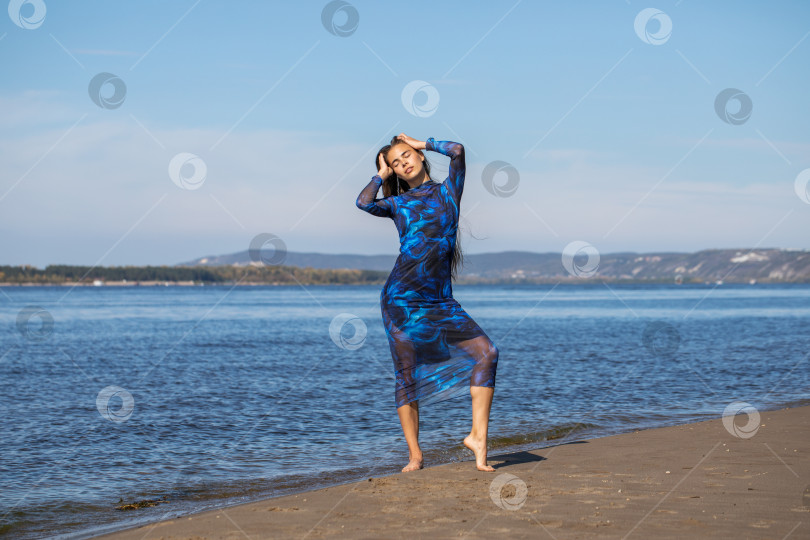 Скачать Портрет молодой красивой брюнетки в полный рост фотосток Ozero