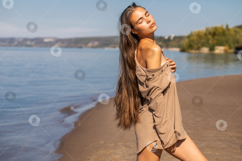 Скачать Портрет молодой красивой девушки фотосток Ozero